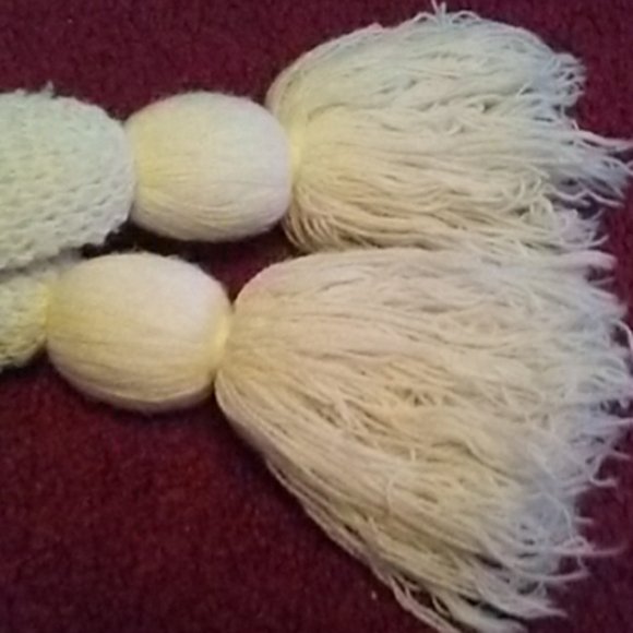 Off white scarf. - Picture 3 of 4